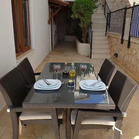 Apartment Lovely 2 Bedroom With Stunning Sea Views