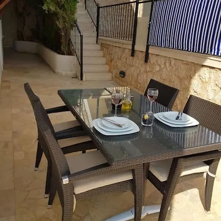 Lovely 2 Bedroom With Stunning Sea Views Apartment *
